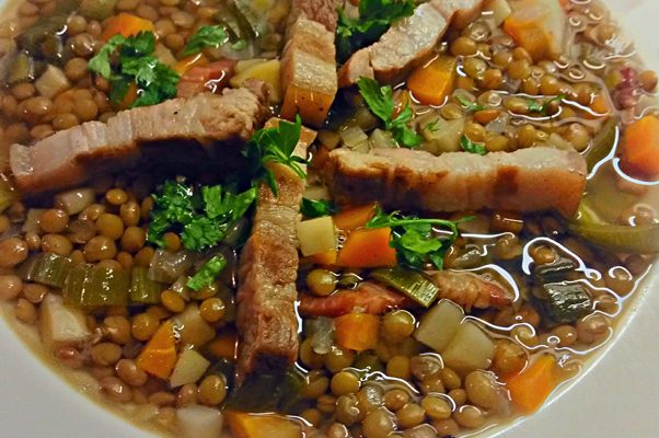 Berliner Linsensuppe mit Schweinebauch Berliner Linsensuppe mit Schweinebauch von Pannek seine Budike Catering