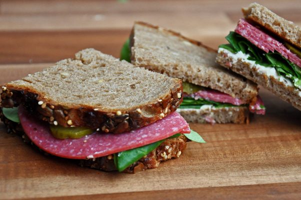 Salami-Vollkornschnittchen Salami-Vollkornschnittchen von Pannek seine Budike Catering