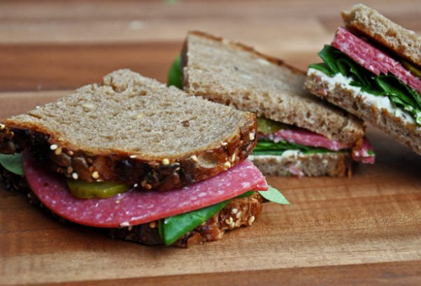 Salami-Vollkornschnittchen Salami-Vollkornschnittchen von Pannek seine Budike Catering